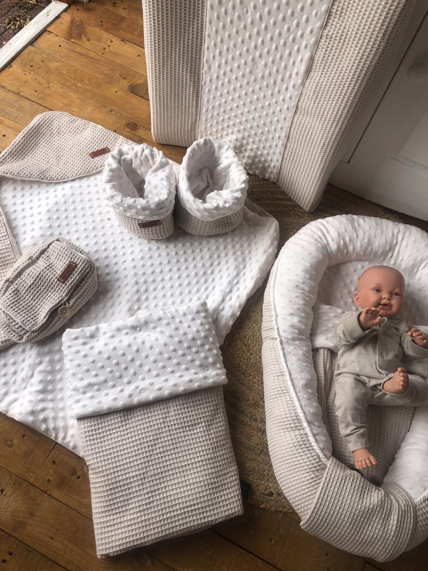 Set 1 (babynestje, aankleedkussenhoes, babycape, 2 ronde mandjes, wiegdeken, billendoekjeshoes)