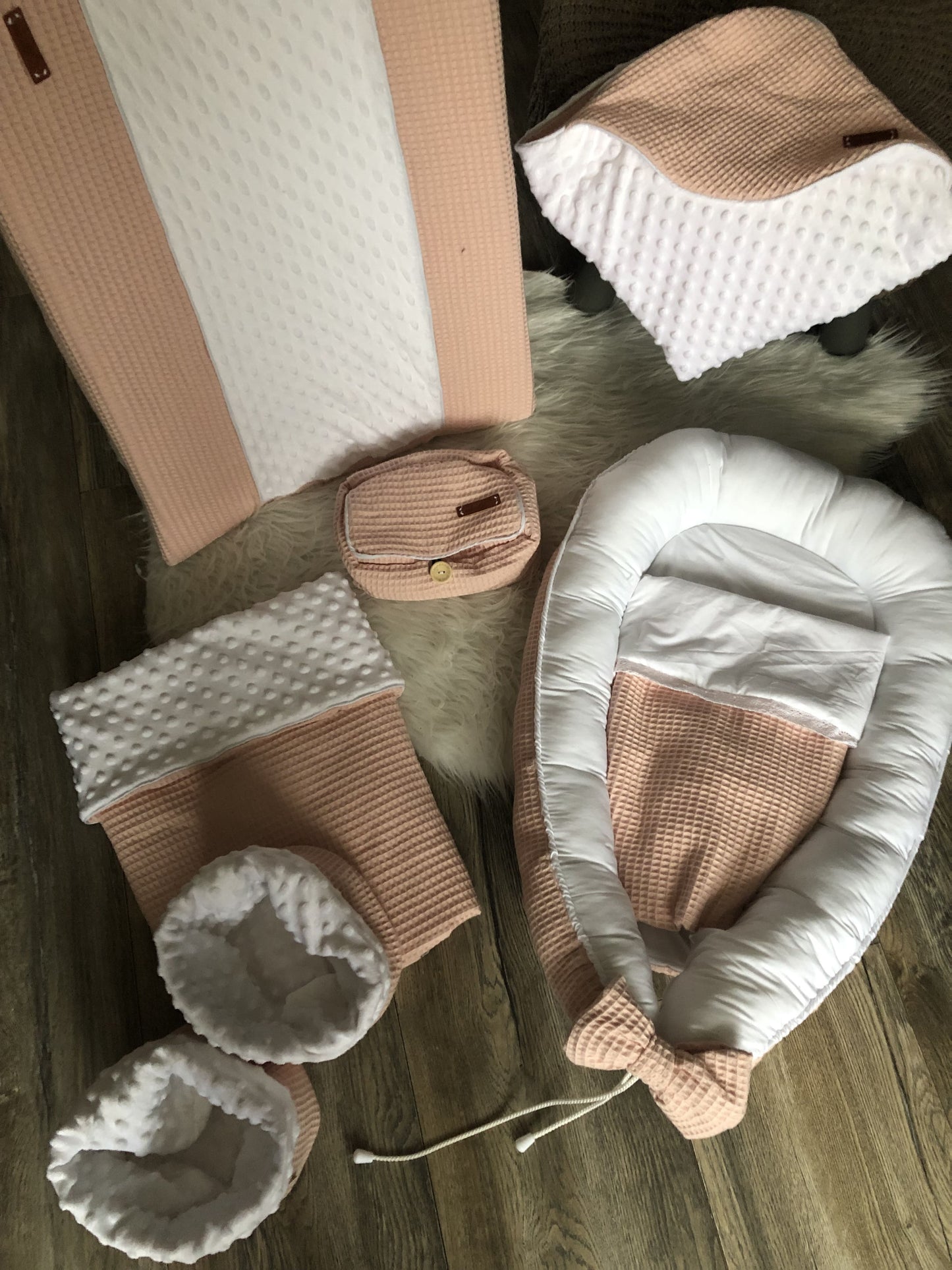 Set 1 (babynestje, aankleedkussenhoes, babycape, 2 ronde mandjes, wiegdeken, billendoekjeshoes)